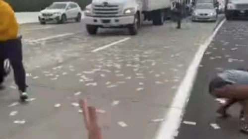 La portière d’un fourgon blindé s’ouvre, des milliers de billets...